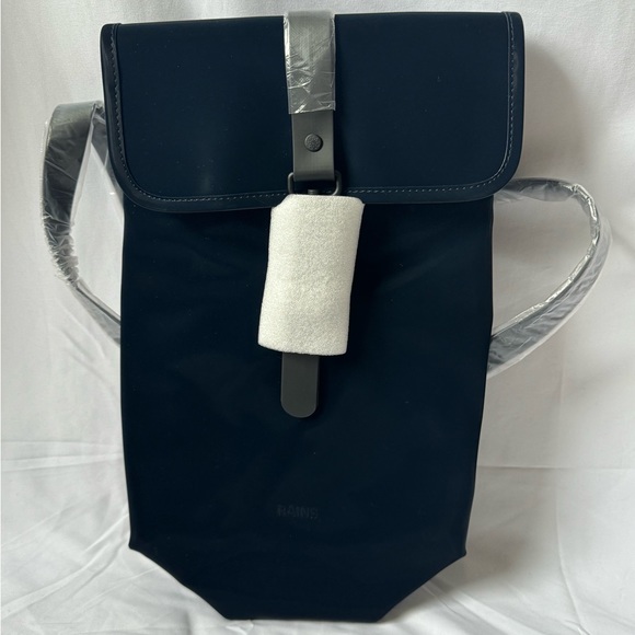 NWOT Rains Bucket Bag Backpack in Ink Patent Blue with Shine RARE COLOR Unisex - Picture 2 of 6